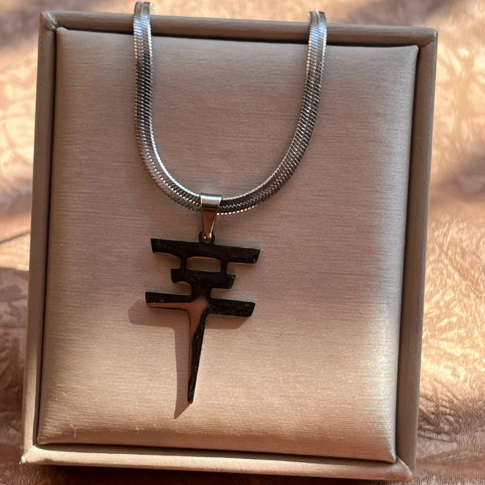 قلادة أنيقة للنساء من فندق طوكيو، مصنوعة من الفولاذ المقاوم للصدأ، تحمل شعار بيل كوليتز، متوفرة بالجملة.