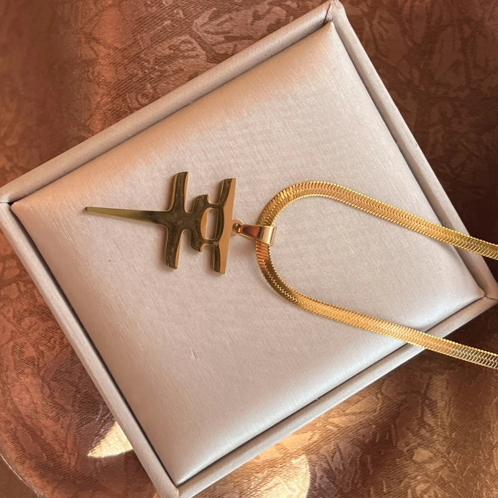 قلادة أنيقة للنساء من فندق طوكيو، مصنوعة من الفولاذ المقاوم للصدأ، تحمل شعار بيل كوليتز، متوفرة بالجملة.